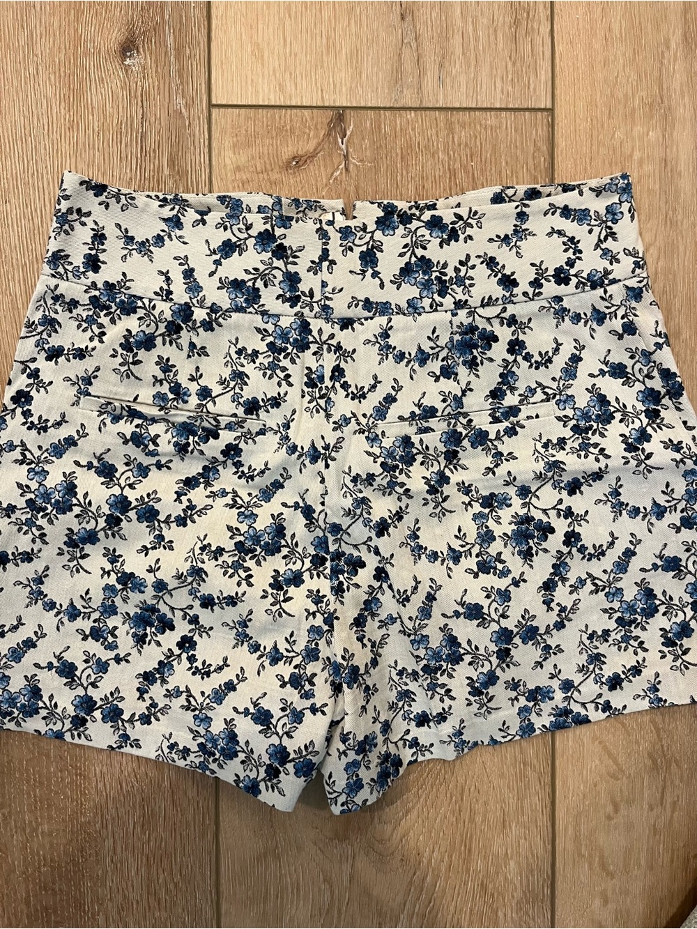 Alice + Olivia High-Waist Blue Floral Women’s Shorts - Picture 5 of 10